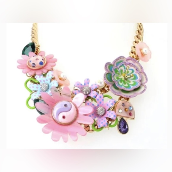 New BETSEY JOHNSON ENCHANTED DRAMA STATEMENT NECKLACE PASTEL MULTI - Picture 3 of 16